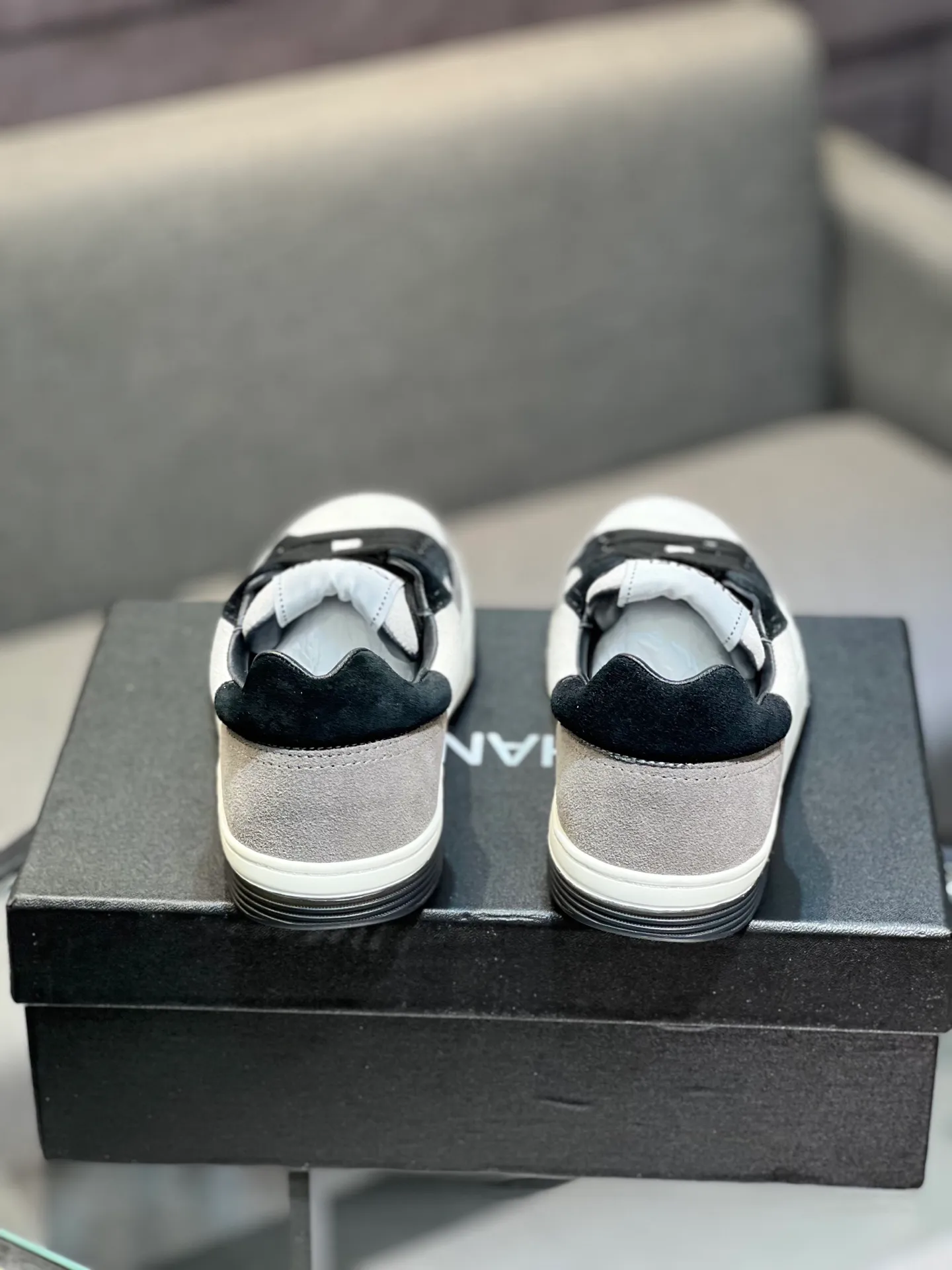 Men's men's shoes 💰620 Exclusive real shot (top version) CHANEL Chanel's new panda sneakers Panda shoes Chanel 2025ss color matching thick-soled casual sports shoes sneakers Counter synchronization The counter is very popular Very difficult to buy a shoe The most popular thick-soled panda shoes on the Internet It is obvious that Xiaoxiang control cannot miss it Simple and versatile white shoes that have both good looks and comfort Thick sole increases height, is super versatile and can be worn with eyes closed😍 Whoever wears it will look better. Upper: calfskin. Lining: imported sheepskin lining. Outsole: TPU original outsole. Size: 35-44 (41 for women, 40 for men, custom made).